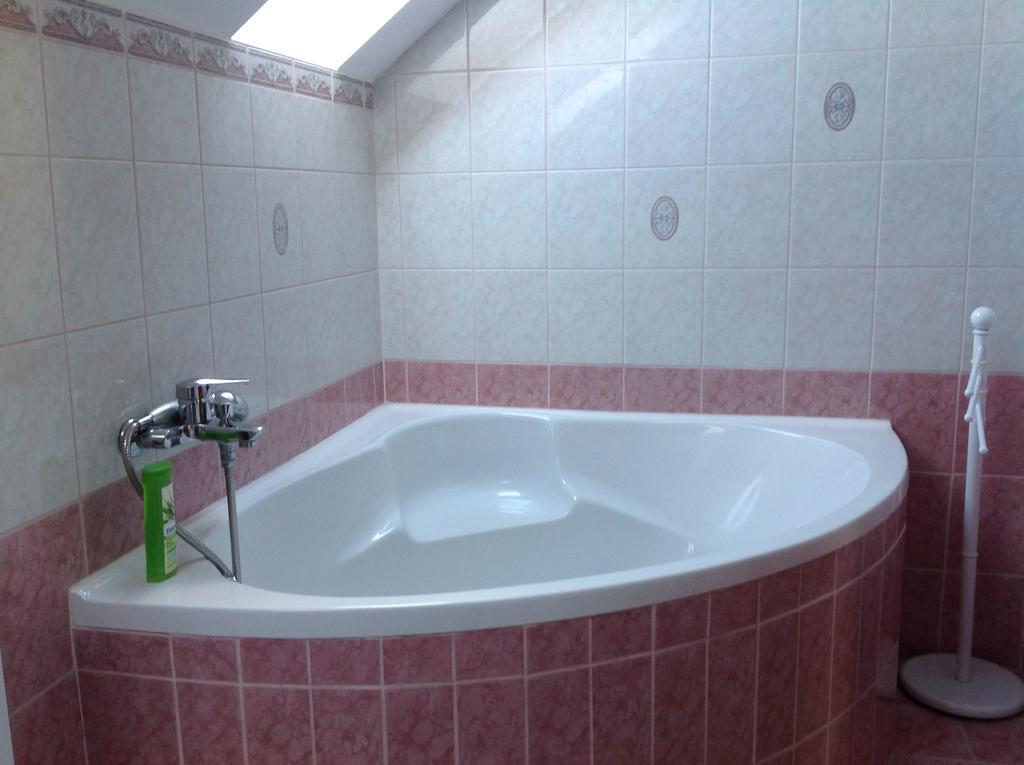 ホテル Attila Apartmanhaz ヘーヴィーズ 部屋 写真
