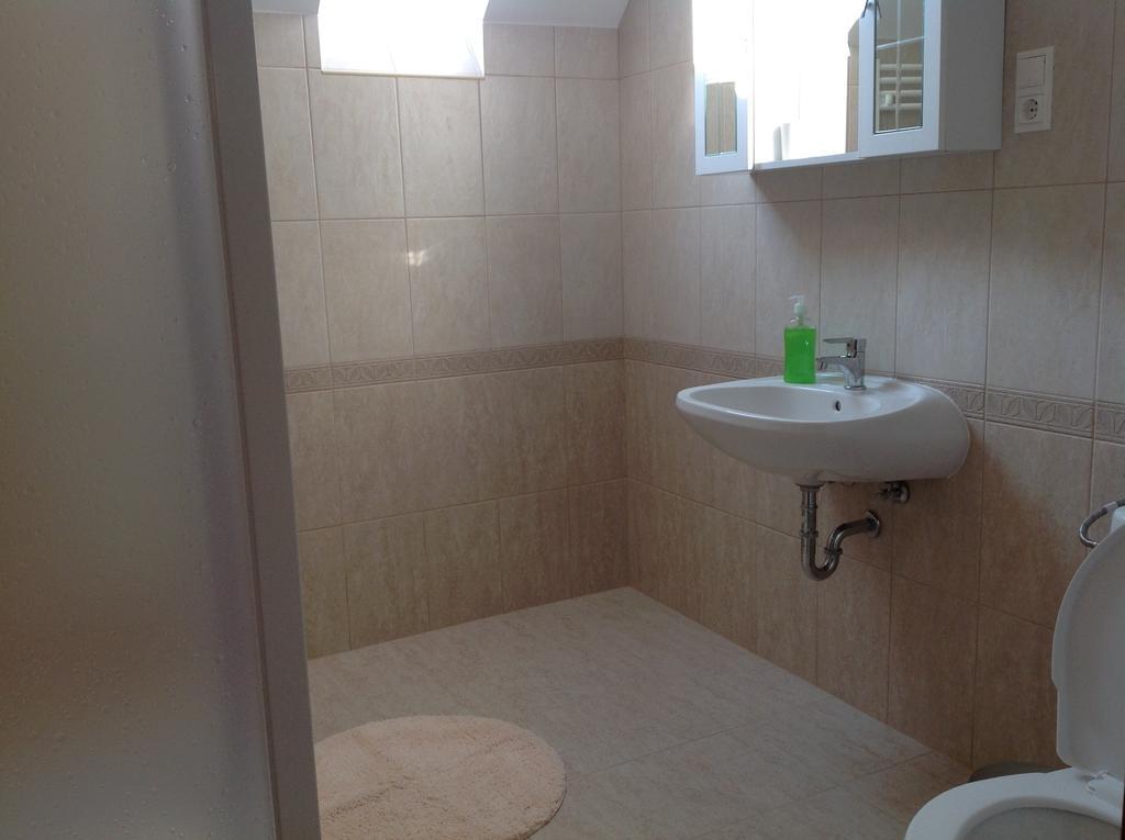 ホテル Attila Apartmanhaz ヘーヴィーズ 部屋 写真