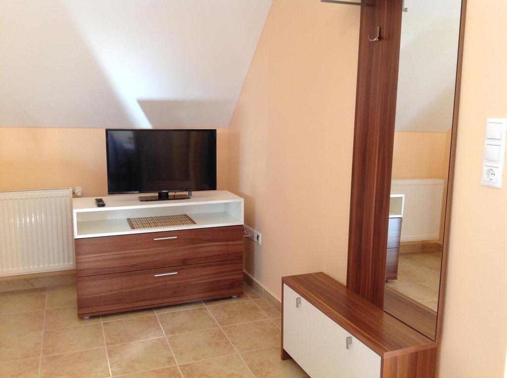 ホテル Attila Apartmanhaz ヘーヴィーズ 部屋 写真