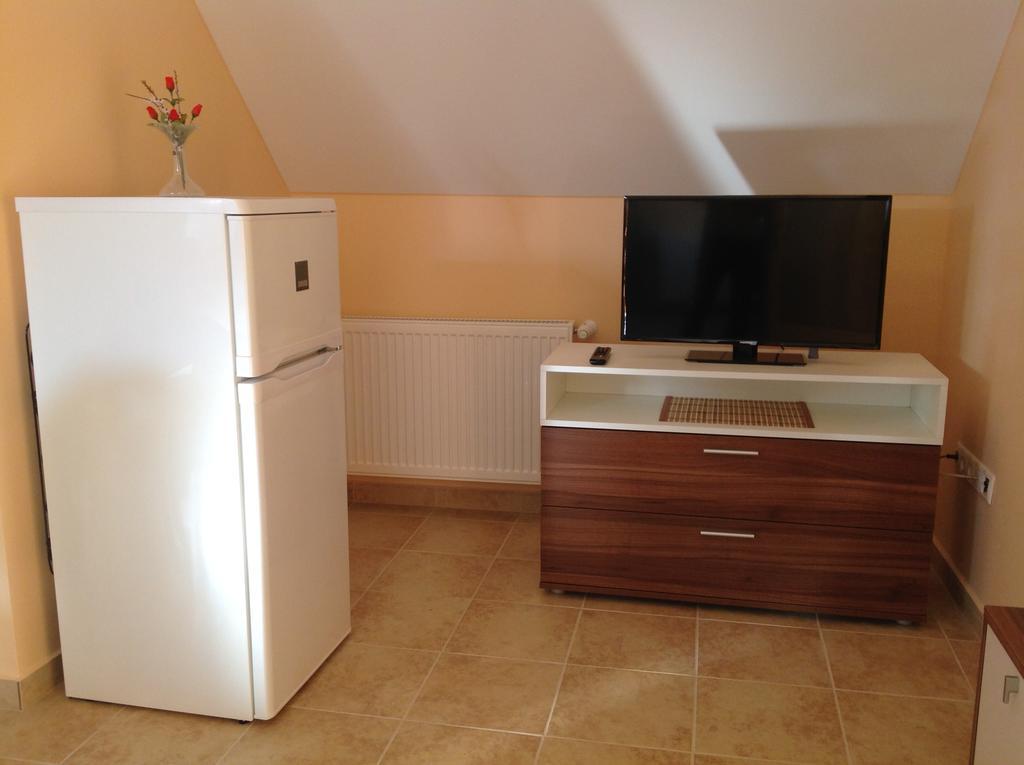 ホテル Attila Apartmanhaz ヘーヴィーズ 部屋 写真
