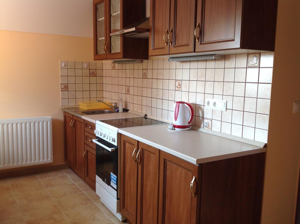 ホテル Attila Apartmanhaz ヘーヴィーズ 部屋 写真