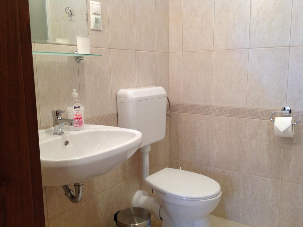 ホテル Attila Apartmanhaz ヘーヴィーズ 部屋 写真