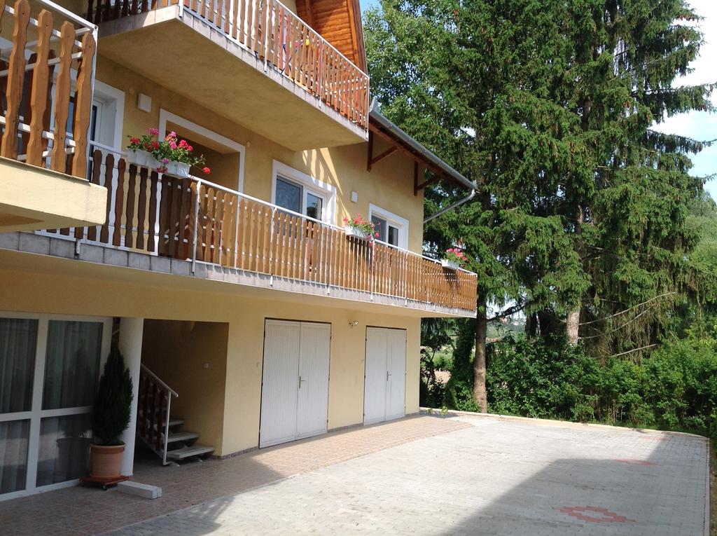 ホテル Attila Apartmanhaz ヘーヴィーズ エクステリア 写真